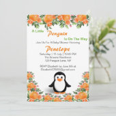 Zwart en Oranje Pinguïn | Oranje & Groene Bloemen Kaart (Staand voorkant)