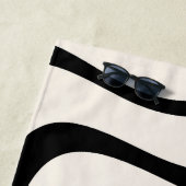 Zwart en pastel modern retro golven ontwerp strandlaken (In situ)