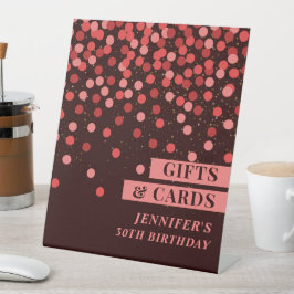 Zwart en rood confetti verjaardagscadeaus en -kaar reclamebord met voetstuk