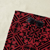 Zwart en rood geometrisch patroon strandlaken (In situ)
