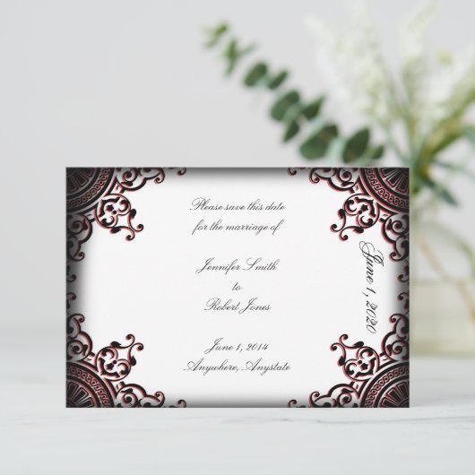 Zwart en Rood Gothic Scroll Bruiloft Save the Date (Staand voorkant)