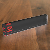 Zwart en rood Om-symbool Naambordje (Zijkant)