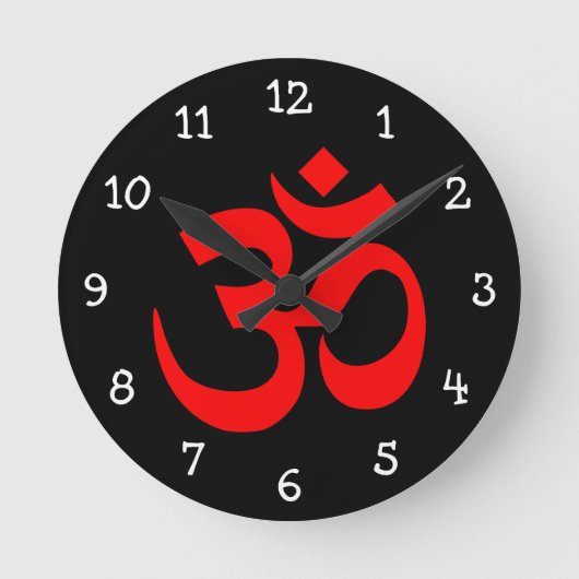 Zwart en rood Om-symbool Ronde Klok (Voorkant)