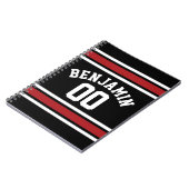 Zwart en rood sporttenue met eigen naam en nummer notitieboek (Linkerzijde)