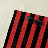 Zwart en rood verticaal streeppatroon strandlaken (In situ)