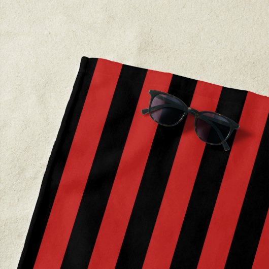 Zwart en rood verticaal streeppatroon strandlaken (In situ)