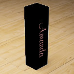 Zwart en Roos Gold op maat Wijn<br><div class="desc">Eenvoudige elegante wijndozen met trending Roos Gold-typografie, aanpasbaar met jouw naam.</div>