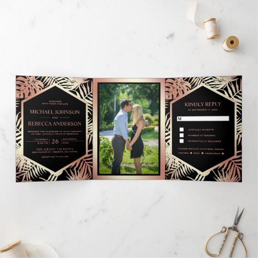 Zwart en Roos Gouden Folie Tropische Palm Bruiloft Drieluik Uitnodiging (Binnen)