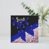 Zwart en Royal Blue Glittery Sweet 16 Uitnodigen Kaart (Staand voorkant)