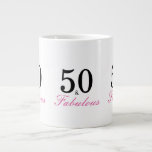 Zwart en Roze 50 en Fabulous 50th Birthday Grote Koffiekop<br><div class="desc">Eenvoudig modern 50- en Fabulous-typografie met hot-roze en zwarte tekst. Het vieren van het 50-worden in stijl met dit elegante 50e verjaardagsontwerp.</div>