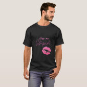 Zwart en roze citaat met kus - Kus me, stom! T-shirt (Voorkant volledig)