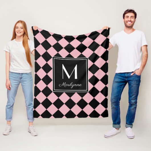 Zwart en roze geruit modern monogram naam fleece deken (In situ)