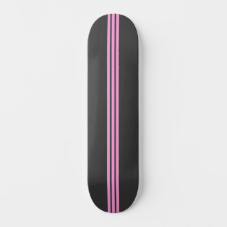 Zwart en roze gestreepte skateboard