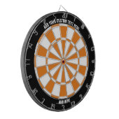 Zwart en Sinaasappel Dartbord met aangepaste tekst (Voorkant Links)