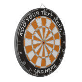 Zwart en Sinaasappel Dartbord met aangepaste tekst (Voorkant Links)