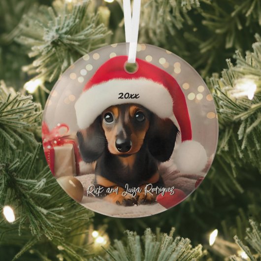 Zwart en Tan Dachshund Puppy met Santa Hat Glas Ornament (Insitu)