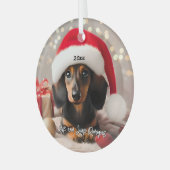 Zwart en Tan Dachshund Puppy met Santa Hat Glas Ornament (Voorkant links)