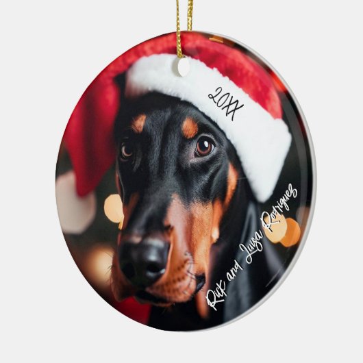  Zwart en Tan Doberman met Santa Hat Keramisch Ornament (Links)