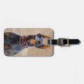 Zwart en Tan Doberman Pinscher in een juwelen kraa Bagagelabel (Voorkant horizontaal)