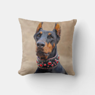 Zwart en Tan Doberman Pinscher in een juwelen kraa Kussen