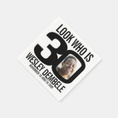 Zwart en wit 30ste verjaardag foto kijken wie is servet (Hoek)