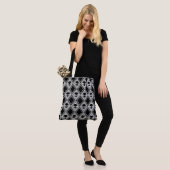 Zwart en Wit Alien Argyle Patroon Tote Bag (Op model)