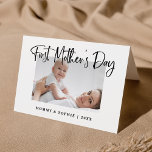 Zwart en wit | Foto voor eerste Moederdag script Kaart<br><div class="desc">Dit mooie,  zwarte en witte,  gelukkige Moederdag wenskaart voor het eerst kenmerkt moeder moderne script typografie die "Eerste Moederdag" zegt. Voeg een foto van haar en de baby toe,  met ruimte om met namen en jaar te personaliseren.</div>