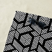 Zwart en wit geometrisch getotaliseerde vormenpatr strandlaken (In situ)