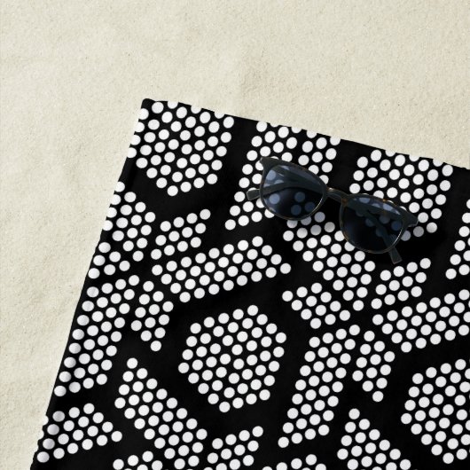 Zwart en wit geometrisch getotaliseerde vormenpatr strandlaken (In situ)