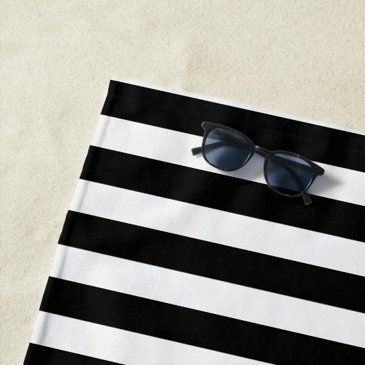 Zwart en wit gestreept, speciaal gepersonaliseerd strandlaken (In situ)