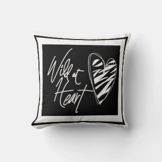 Zwart en wit gooi kussen "Wild at Heart"