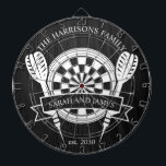 Zwart en wit hout Familie Custom Name Wedding Dartbord<br><div class="desc">Vier uw speciale dag met de Black and White Wood Family Custom Name Wedding Dart Board. Met een tijdloos monochroom ontwerp kan dit dartbord worden gepersonaliseerd met de achternaam van het paar, waardoor het een unieke herinnering of een speels huwelijkscadeau is. Perfect voor het toevoegen van charme aan uw huis...</div>