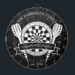 Zwart en wit hout Familie Custom Name Wedding Dartbord<br><div class="desc">Vier uw speciale dag met de Black and White Wood Family Custom Name Wedding Dart Board. Met een tijdloos monochroom ontwerp kan dit dartbord worden gepersonaliseerd met de achternaam van het paar, waardoor het een unieke herinnering of een speels huwelijkscadeau is. Perfect voor het toevoegen van charme aan uw huis...</div>