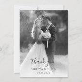 Zwart en wit huwelijksfoto modern script eenvoudig bedankkaart (Voorkant)