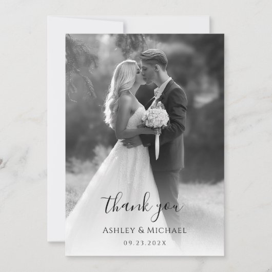 Zwart en wit huwelijksfoto modern script eenvoudig bedankkaart (Voorkant)