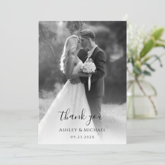Zwart en wit huwelijksfoto modern script eenvoudig bedankkaart (Staand voorkant)