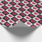 Zwart en wit ingecheckt patroon, rode harten cadeaupapier (Hoek)