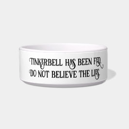 Zwart en wit, kat is gevoed met humoristische kat voerbakje