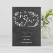 Zwart en wit krijtbord bloemenslingerscript save the date (Staand voorkant)