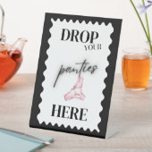 Zwart en wit laat je slipje hier spelbord reclamebord met voetstuk (Insitu)