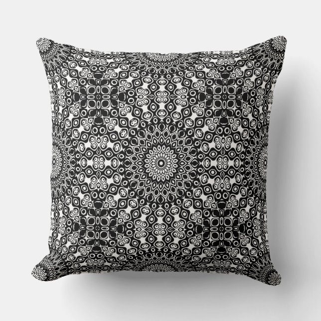 Zwart en Wit Mandala Patroon Kussen (Voorkant)