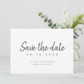 Zwart en wit minimalistisch script slaat de datum  save the date (Staand voorkant)