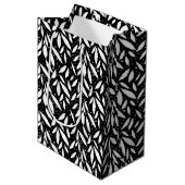 Zwart en wit modern blad medium cadeauzakje (Voorkant Gekanteld)