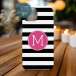 Zwart en wit Striped Patroon Hot Pink Monogram iPhone 16 Hoesje<br><div class="desc">Een gedurfd en modern design met een ruimte voor monogrammen. Als u het kunstwerk moet aanpassen of de doopvont veranderen,  kunt u op het aanpassingsgebied klikken. Dit zal u aan het ontwerphulpmiddel nemen waar u vele veranderingen kunt aanbrengen.</div>