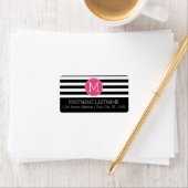 Zwart en wit Striped Patroon Hot Pink Monogram Etiket (Insitu)
