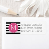 Zwart en wit Striped Patroon Hot Pink Monogram Etiket (Insitu)
