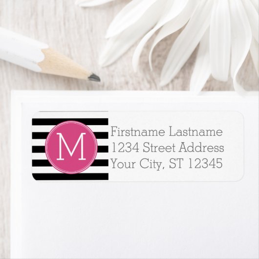 Zwart en wit Striped Patroon Hot Pink Monogram Etiket (Insitu)