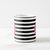 Zwart en wit Striped Patroon Hot Pink Monogram Koffiemok (Center)