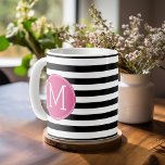 Zwart en wit Striped Patroon Hot Pink Monogram Koffiemok<br><div class="desc">Een gedurfd en modern design met een ruimte voor monogrammen. Als u het kunstwerk moet aanpassen of de doopvont veranderen,  kunt u op het aanpassingsgebied klikken. Dit zal u aan het ontwerphulpmiddel nemen waar u vele veranderingen kunt aanbrengen.</div>