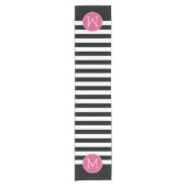 Zwart en wit Striped Patroon Hot Pink Monogram Korte Tafelloper (Voorkant)